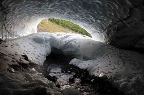 Пещера снежная