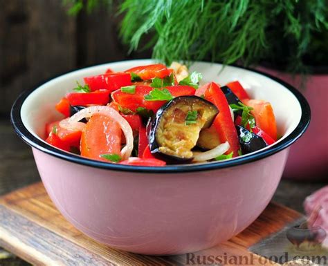 Теплый салат из баклажанов перца и помидоров
