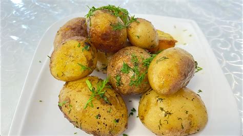 Молодая картошка на сковороде в кожуре